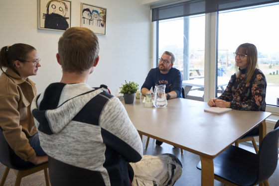 Fire voksne fra børnehaven sidder omkring et mødebord. 